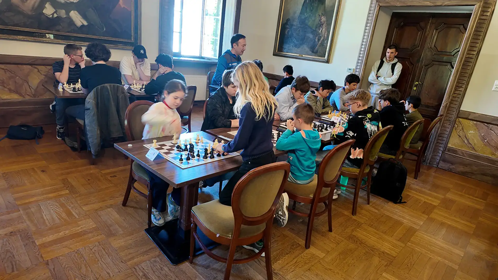 Kinder sitzen konzentriert vor dem Schachbrett