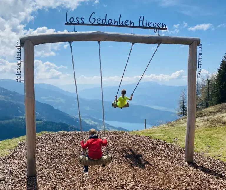 Kinder Schaukeln mit See im Hintergrund
